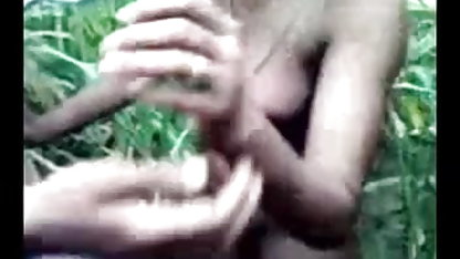 जवान आदमी महिलाओं के सेक्सी फिल्म भेजो सेक्सी वीडियो में शौचालय में प्रवेश करता है और इस परिपक्व को चोदता है