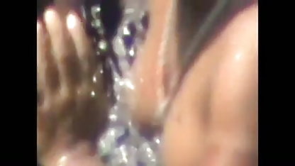 उसने अपनी ट्रिपल सेक्सी हिंदी फिल्म बेटी को प्रेमी के साथ बिस्तर पर पकड़ा और सींग का बना ...