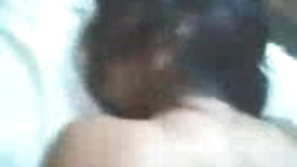 वह अपनी बेटी को चोदता है और माँ खुद को छूती हिंदी वाली सेक्सी फिल्में है