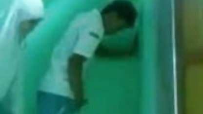 यह सेक्सी फिल्म सेक्सी सेक्सी और अधिक मूर्खतापूर्ण है