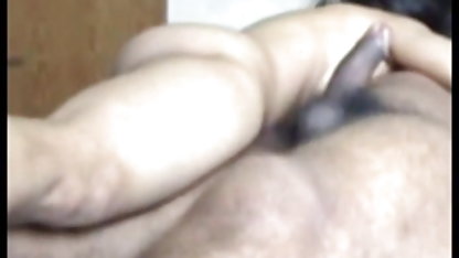 एक महिला सेक्सी फिल्म देखने में कुश्ती