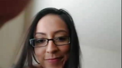 एक मिनीस्कर्ट पहनता है लेकिन पैंटी नहीं पहनता है हिंदी सेक्सी फिल्म देखने के लिए