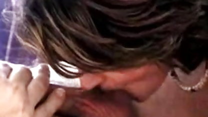 उसे रेसिंग सेक्स फिल्म भेजें पसंद है, और उसे पायलट पसंद हैं