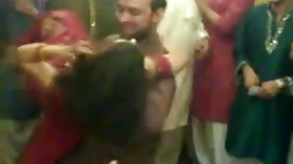 वह सड़क पर नग्न घूमता है और बाहर हस्तमैथुन मद्रासी में सेक्सी फिल्म करता है