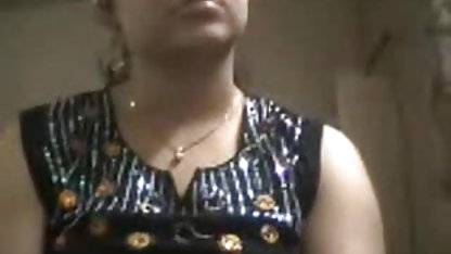 श्यामला उसके लाल अधोवस्त्र को सेक्स फिल्म का उतार देती है