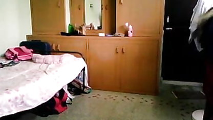 वह एक ही समय सेक्सी सेक्सी फिल्म में अपने पति और प्रेमी के साथ सवारी कर रही है!