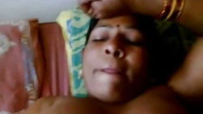 वह अपनी बेटी को हस्तमैथुन करते हुए पकड़ता है और उसके साथ हिंदी मूवी सेक्सी भेजो चुदाई के लिए प्रोत्साहित होता है।