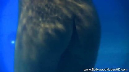 अपनी बहन की चूत के अंदर अपनी उंगली से पकड़ा सेक्सी मूवी दिखाओ हिंदी में