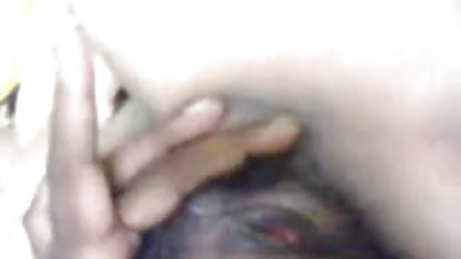 दोस्तों की सेक्सी हिंदी मूवी में पार्टी पूल में एक तांडव में समाप्त होती है