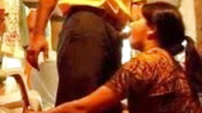 यह आदमी अपने पैसे और अपने मुर्गा के साथ सेक्सी मूवी फिल्म हिंदी में महिलाओं को जीतता है