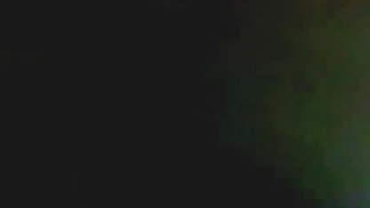 अगर वह गड़बड़ नहीं है, तो सेक्सी हिंदी फिल्म दिखाओ वह कालीन जलाएगी