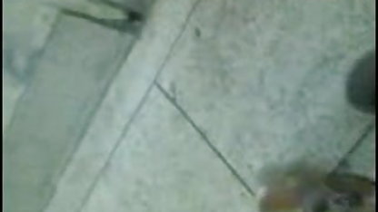 एक सुंदर गोरा डोरमैट हिंदी में सेक्सी मूवी फिल्म दिखा रहा है