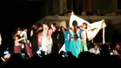 समुद्र तट समाप्त हो गया है, अब मैदान हिंदी सेक्सी फिल्म हिंदी में है