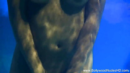 भतीजी पर जासूस जब वह हिंदी की सेक्सी फिल्म एक शॉवर चिपका रहा है