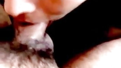 वह अपनी पत्नी को एक सफेद बारटेंडर द्वारा गड़बड़ करने के लिए हिंदी मूवी फुल सेक्सी मूवी देता है